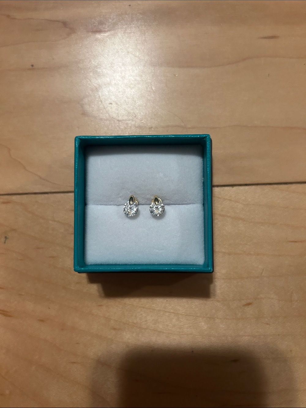 Elegant Sparkling 14K Gold Diamond-Shaped Stud Earrings.